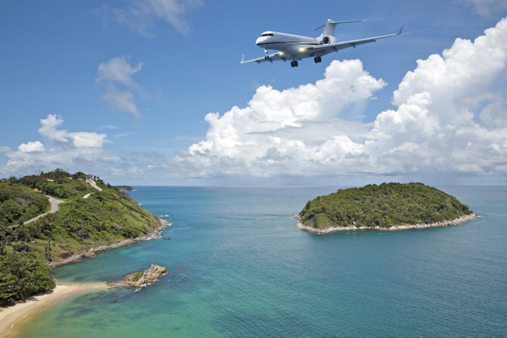 Jet privé à l'approche de l'île